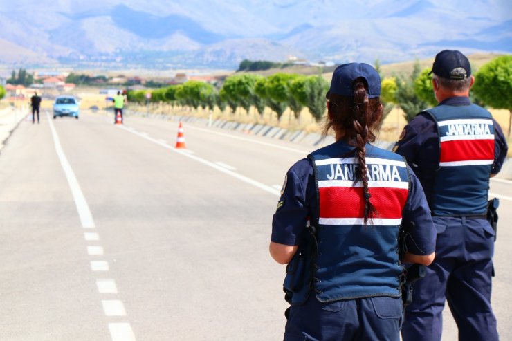 Aksaray Jandarmadan bayram öncesi helikopter destekli trafik denetimi