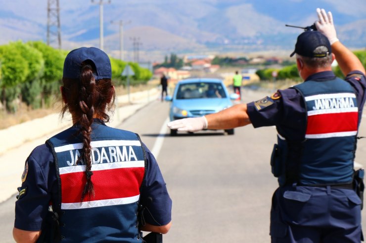 Aksaray Jandarmadan bayram öncesi helikopter destekli trafik denetimi