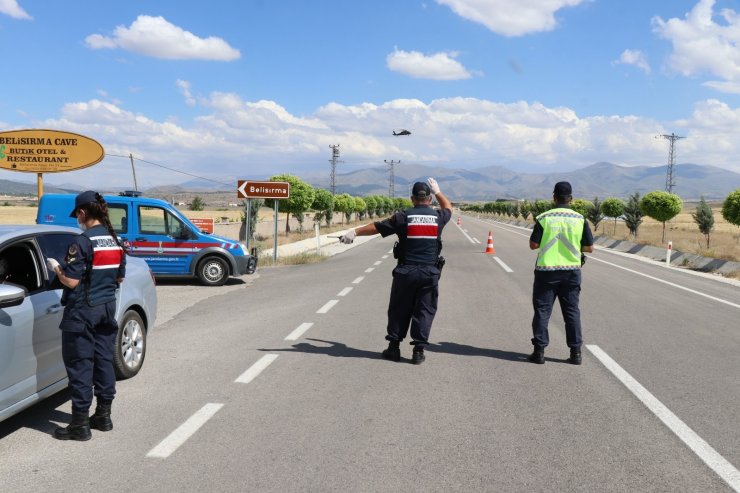 Aksaray Jandarmadan bayram öncesi helikopter destekli trafik denetimi