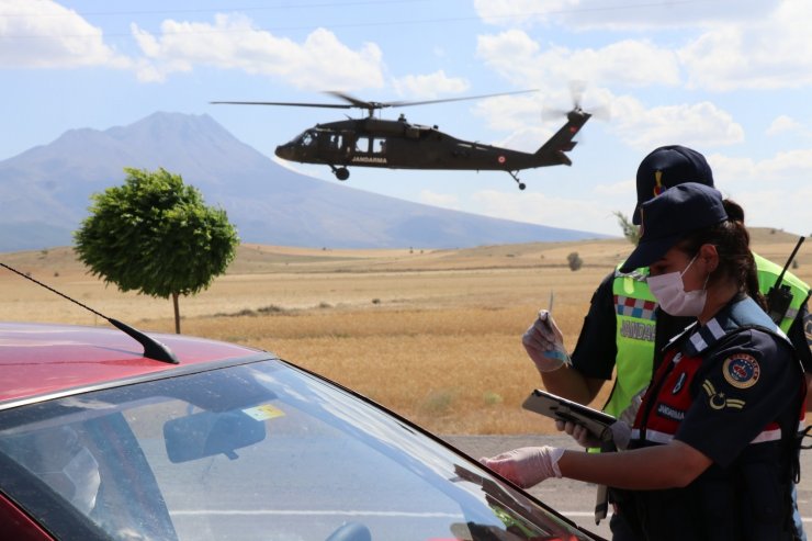 Aksaray Jandarmadan bayram öncesi helikopter destekli trafik denetimi