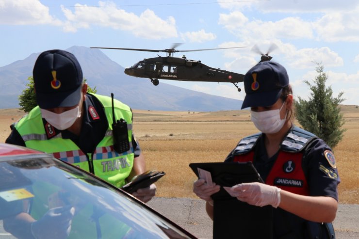 Aksaray Jandarmadan bayram öncesi helikopter destekli trafik denetimi