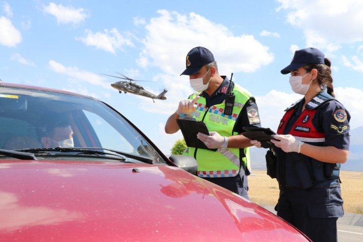 Aksaray Jandarmadan bayram öncesi helikopter destekli trafik denetimi