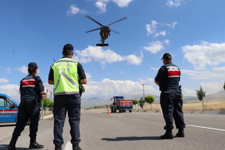 Aksaray Jandarmadan bayram öncesi helikopter destekli trafik denetimi