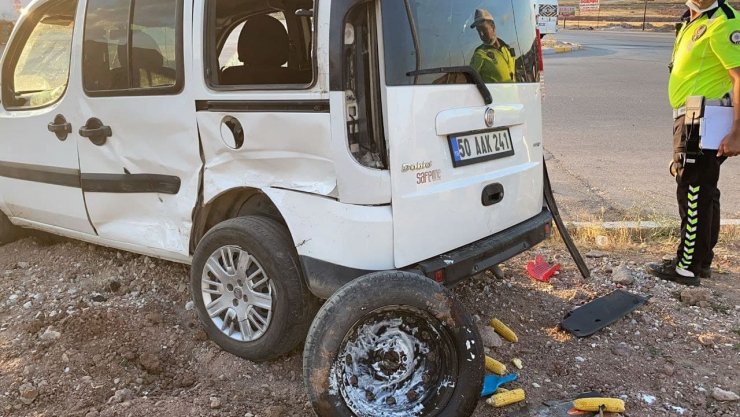 Otomobil ile hafif ticari araç çarpıştı: 4’ü çocuk 10 yaralı