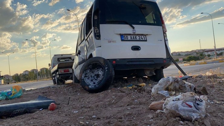 Otomobil ile hafif ticari araç çarpıştı: 4’ü çocuk 10 yaralı