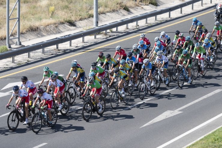 Kadın sporcular 107 kilometre pedal çevirdi