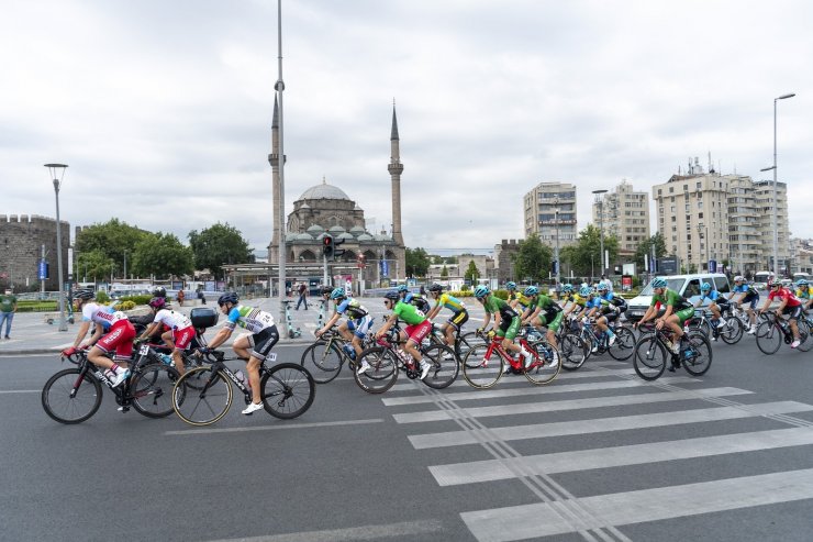 Kadın sporcular 107 kilometre pedal çevirdi