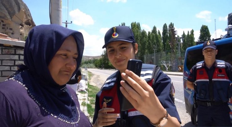 Anne ve asker oğlunun gözyaşları içinde duygulandıran görüşmesi