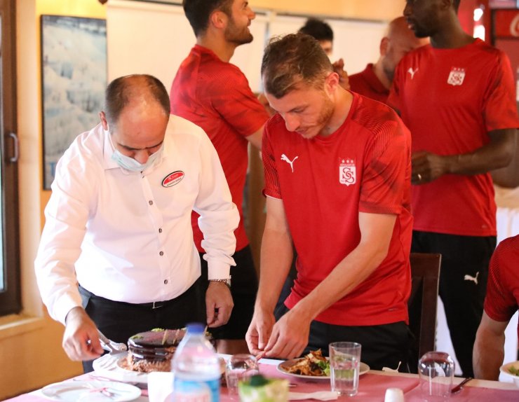 Sivasspor’da kaleci Ali Şaşal’a sürpriz doğum günü