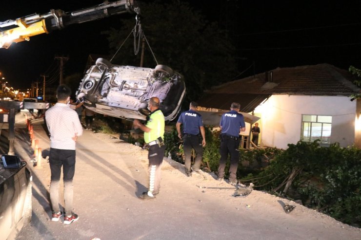 Kazada şoka giren yaralı kardeşleri el ele tutuşturup sakinleştirdi