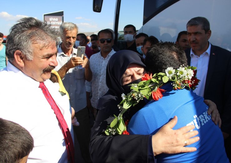 Dünya Şampiyonu Gözel’e Sivas’ta coşkulu karşılama