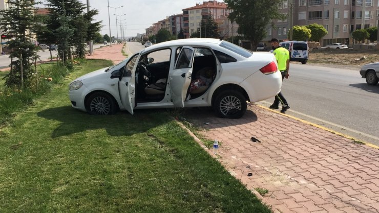 Otomobil aydınlatma direğine çarptı: 2 yaralı