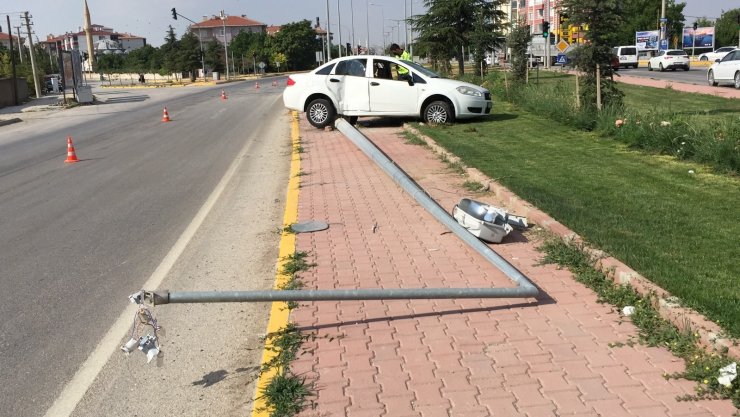 Otomobil aydınlatma direğine çarptı: 2 yaralı