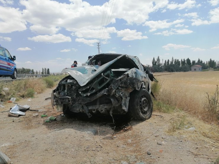 Takla atarak hurdaya dönen otomobilde 1’i bebek 3 kişi yaralandı