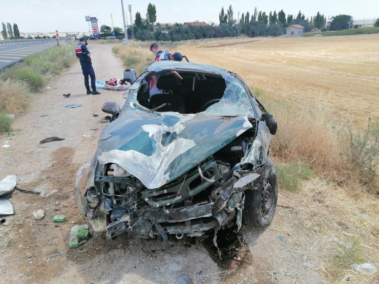 Takla atarak hurdaya dönen otomobilde 1’i bebek 3 kişi yaralandı