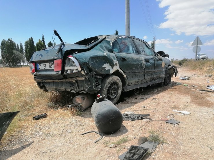 Takla atarak hurdaya dönen otomobilde 1’i bebek 3 kişi yaralandı