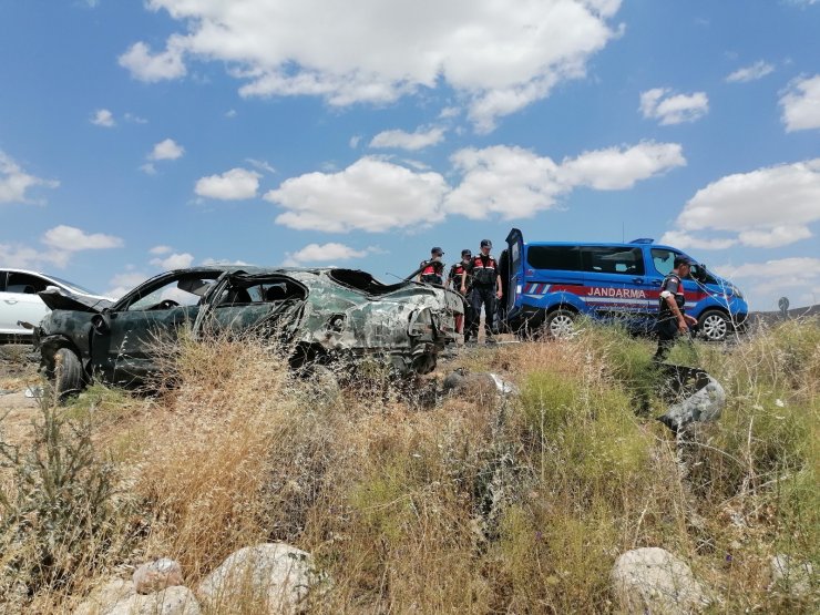 Takla atarak hurdaya dönen otomobilde 1’i bebek 3 kişi yaralandı