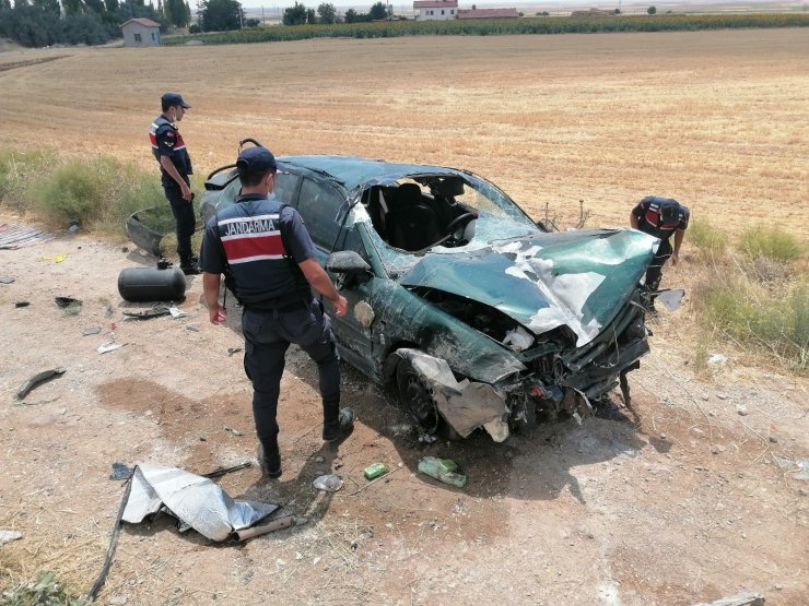 Takla atarak hurdaya dönen otomobilde 1’i bebek 3 kişi yaralandı