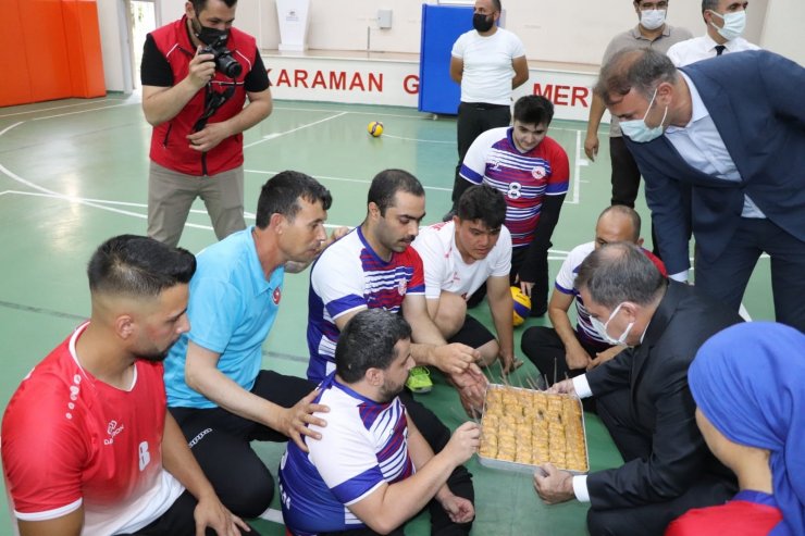 Vali Işık, şampiyon oyunculara elleriyle baklava yedirdi