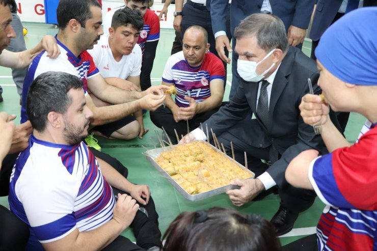 Vali Işık, şampiyon oyunculara elleriyle baklava yedirdi