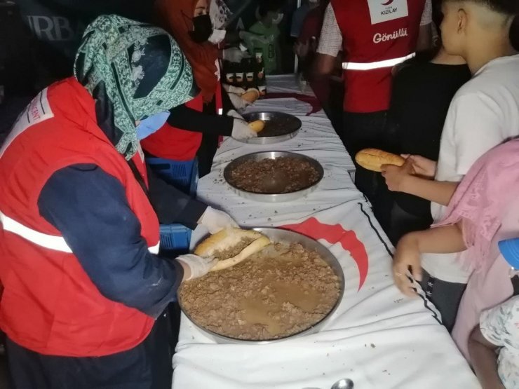 Aksaray’da Kızılay şehitlerin ruhu için yemek dağıttı