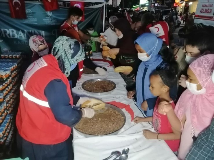 Aksaray’da Kızılay şehitlerin ruhu için yemek dağıttı