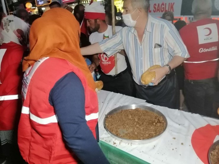 Aksaray’da Kızılay şehitlerin ruhu için yemek dağıttı