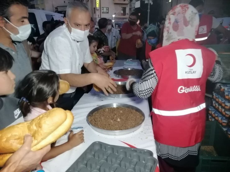 Aksaray’da Kızılay şehitlerin ruhu için yemek dağıttı