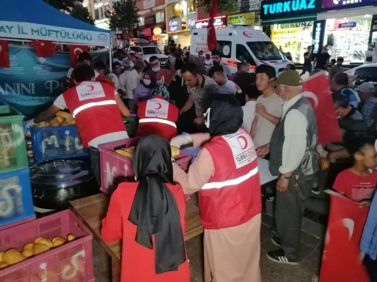 Aksaray’da Kızılay şehitlerin ruhu için yemek dağıttı