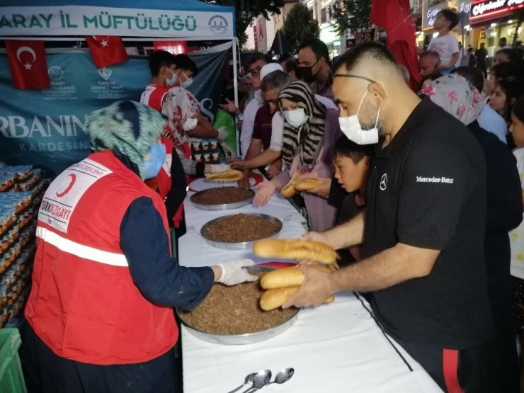 Aksaray’da Kızılay şehitlerin ruhu için yemek dağıttı