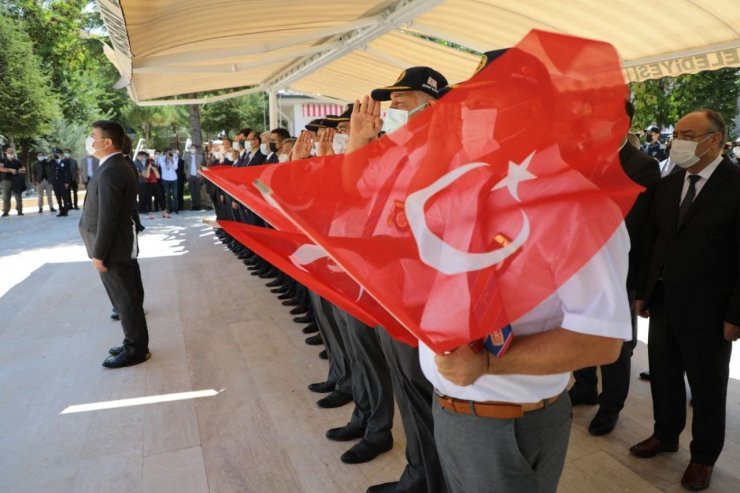 Şehit amcasının mezarını ziyaret eden minik Öykü duygulandırdı