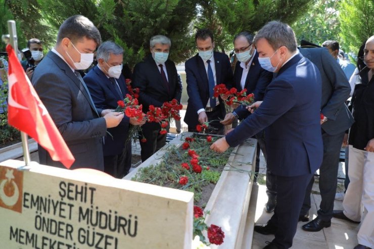 Şehit amcasının mezarını ziyaret eden minik Öykü duygulandırdı