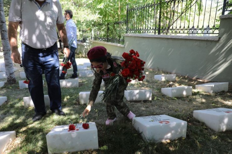 Şehit amcasının mezarını ziyaret eden minik Öykü duygulandırdı