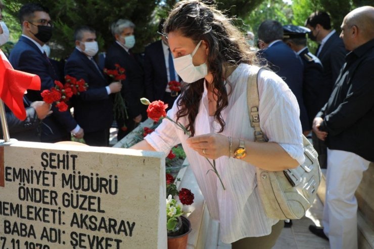 Şehit amcasının mezarını ziyaret eden minik Öykü duygulandırdı