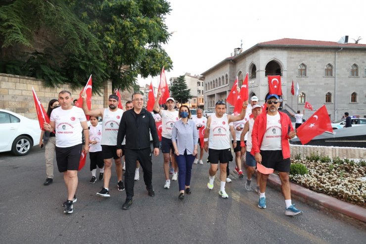 Kapadokya Kaplanları Ömer Halisdemir’in kabrine koşuyor