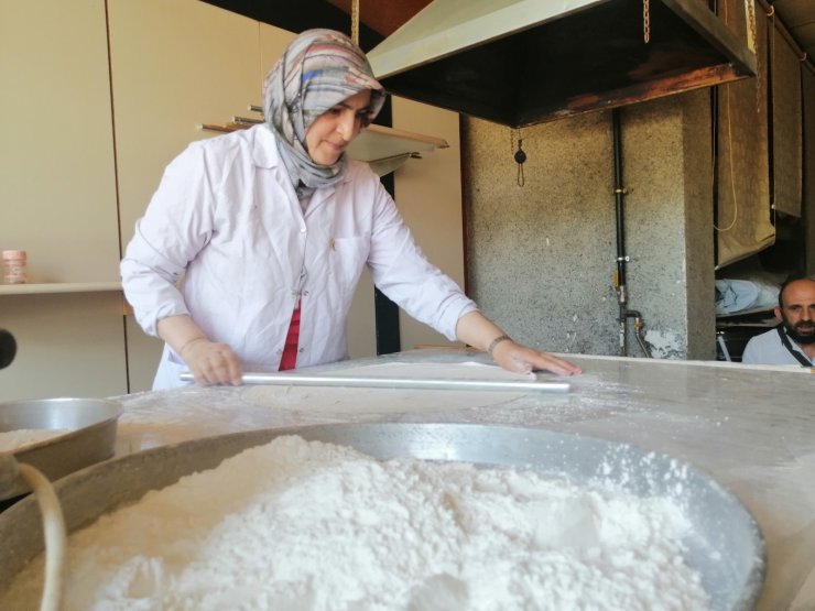 Hem bebek bakıp hem de coğrafi tescilli İncelek tatlısı yapıyorlar