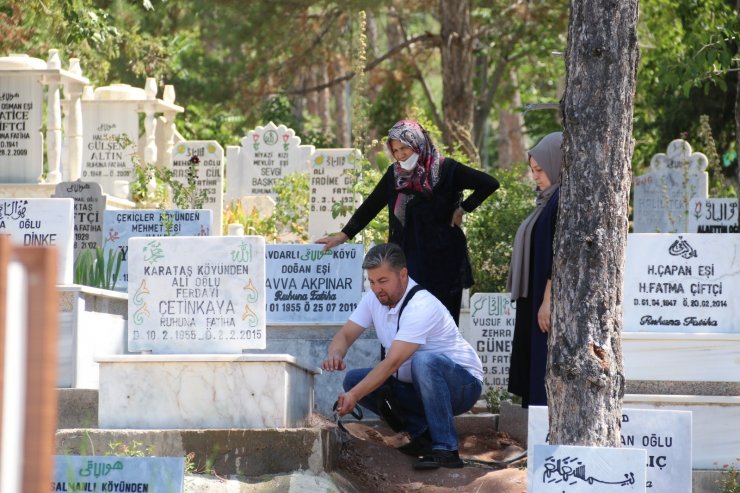 Aksaray’da mezarlıklarda bayram ziyareti yoğunluğu