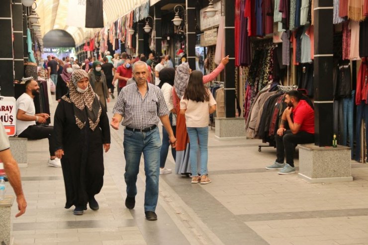 Aksaray’da çarşı pazarda Arefe günü yoğunluğu