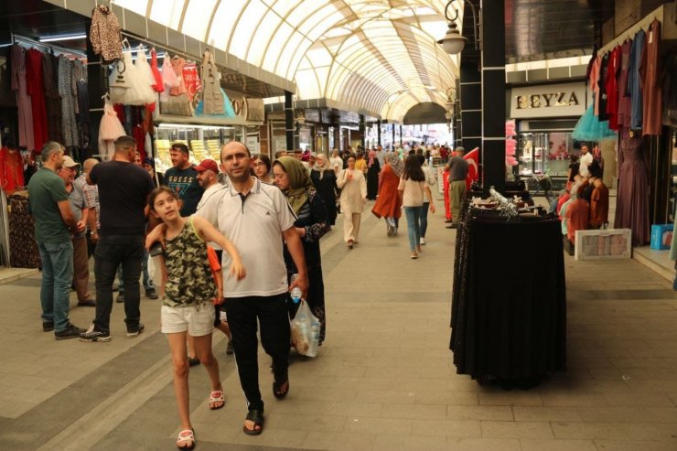 Aksaray’da çarşı pazarda Arefe günü yoğunluğu