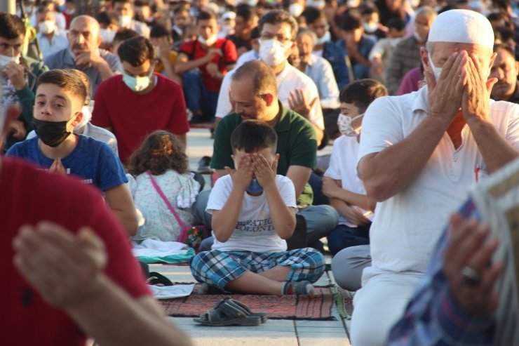 Binlerce kişi bayram namazı için Mevlana Meydanına akın etti