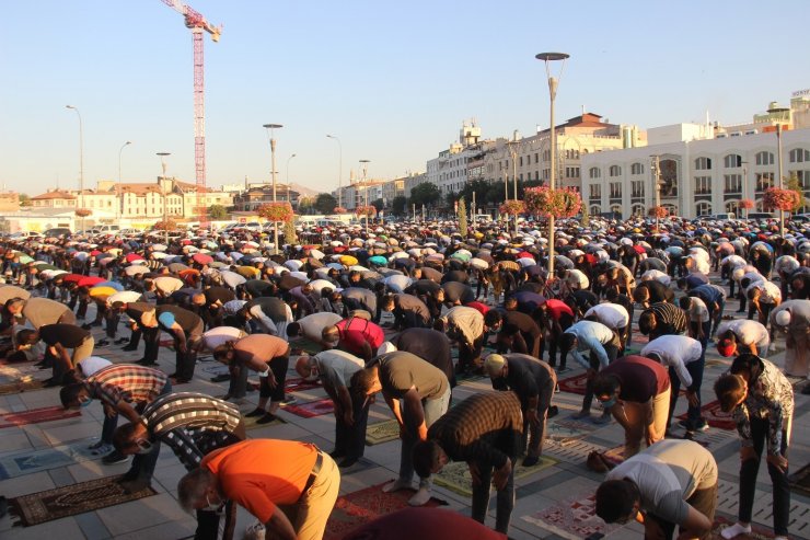 Binlerce kişi bayram namazı için Mevlana Meydanına akın etti