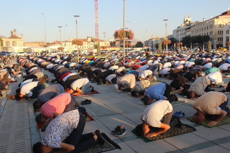 Binlerce kişi bayram namazı için Mevlana Meydanına akın etti