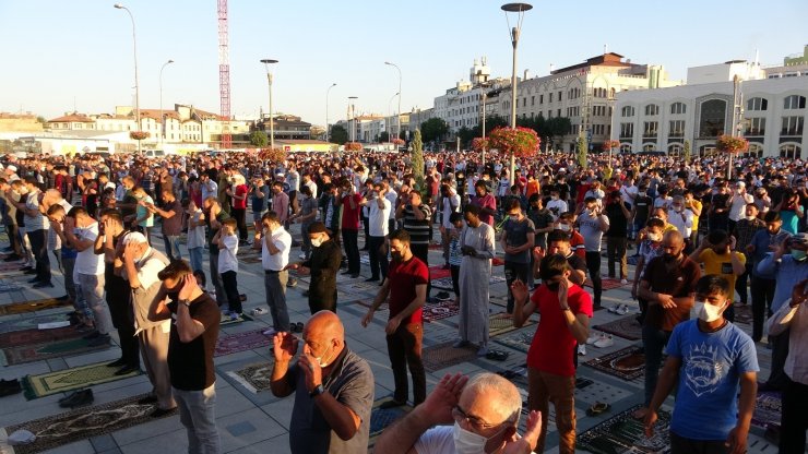 Binlerce kişi bayram namazı için Mevlana Meydanına akın etti