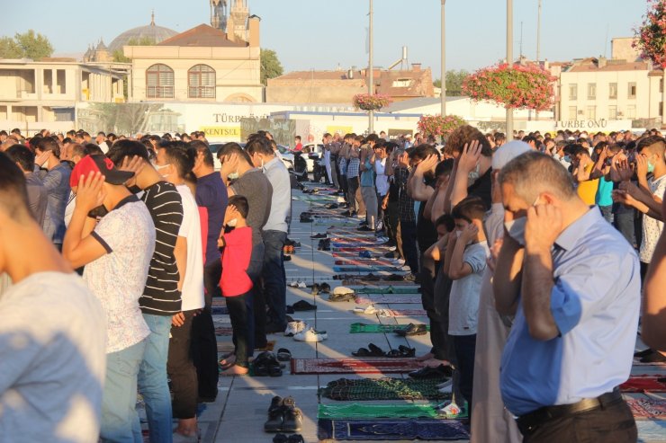 Binlerce kişi bayram namazı için Mevlana Meydanına akın etti