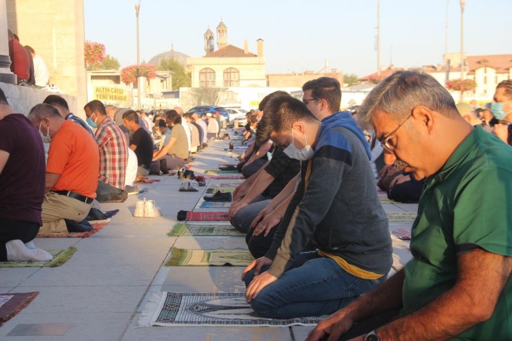 Binlerce kişi bayram namazı için Mevlana Meydanına akın etti