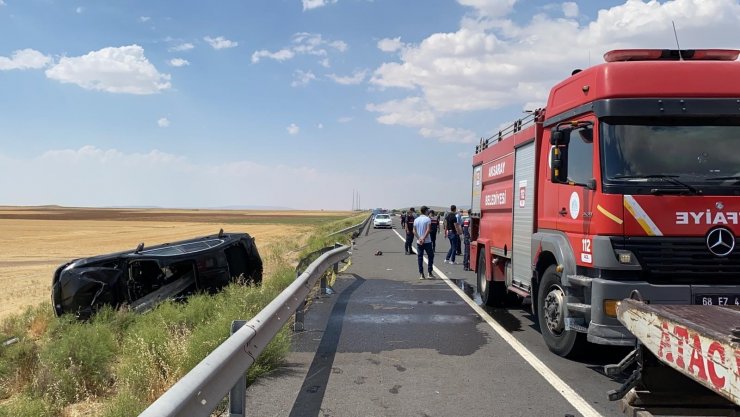 Takla atarak hurdaya dönen otomobilde 2 ölü, 4 yaralı