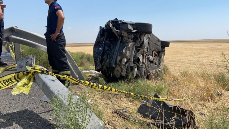 Takla atarak hurdaya dönen otomobilde 2 ölü, 4 yaralı