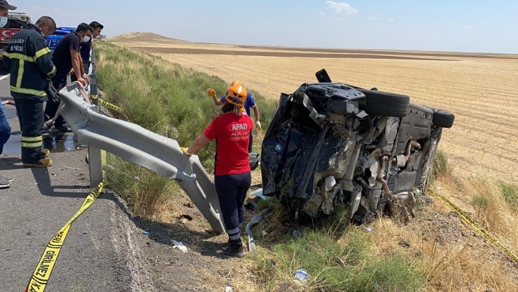 Takla atarak hurdaya dönen otomobilde 2 ölü, 4 yaralı