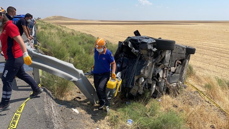 Takla atarak hurdaya dönen otomobilde 2 ölü, 4 yaralı