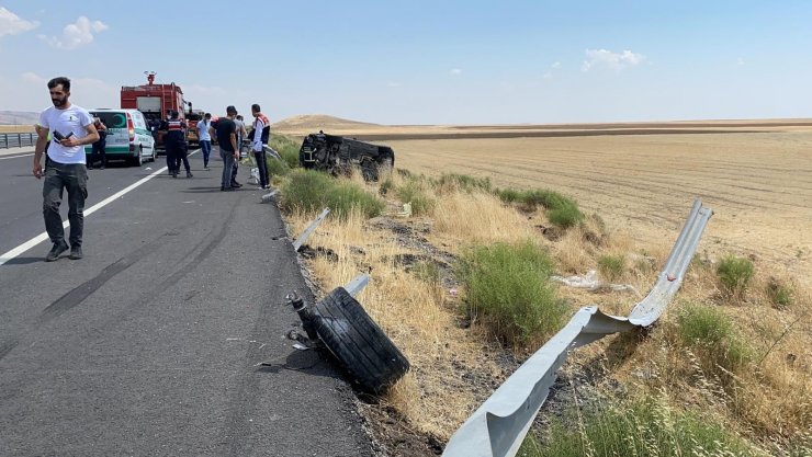 Takla atarak hurdaya dönen otomobilde 2 ölü, 4 yaralı